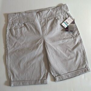 Gloria Vanderbilt “Amanda” pull on Bermuda light gray shorts.  Size 16 petite